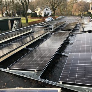 Deze installatie toont zonnepanelen op een vlakke dakenoppervlak, strategisch geplaatst voor optimale zonblootstelling.