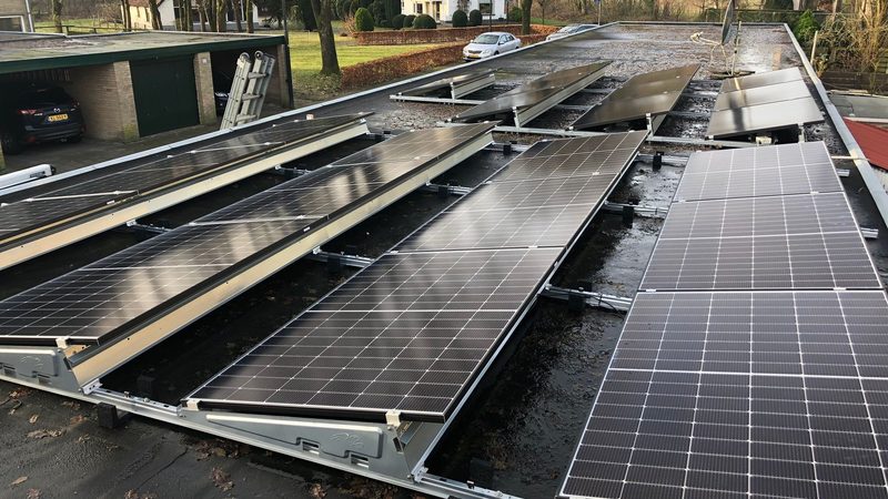 Efficiënte zonne-installatie op plat dak in Apeldoorn