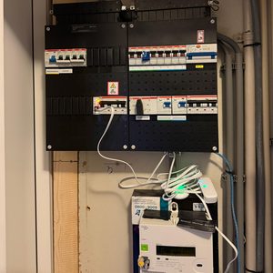 Wallbox Pulsar Max 22kW laadpaal op oprit in Apeldoorn - Afbeelding 2