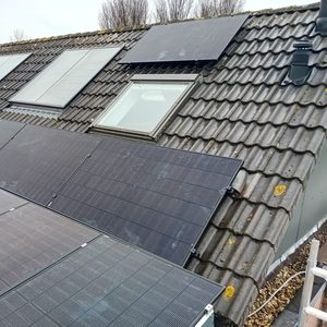 Deze afbeelding toont een dak met meerdere zonnepanelen geïnstalleerd, gericht op het opwekken van duurzame energie.