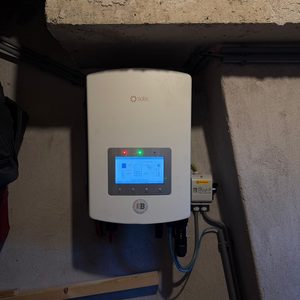 12 full-black zonnepanelen met hybride omvormer in Twello - Afbeelding 3