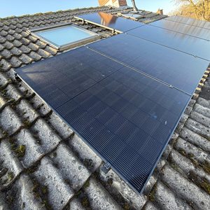12 full-black zonnepanelen met hybride omvormer in Twello - Afbeelding 2