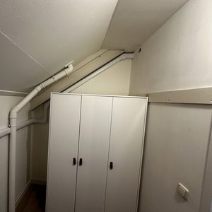 De installatie toont leidingen en een opstelling voor een airconditioning systeem in een beperkte ruimte.