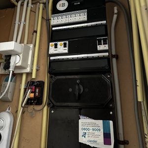 De foto toont een meterkast waarin de elektrische aansluiting voor een airconditioninginstallatie is weergegeven, inclusief de nodige schakelaars en bedrading.