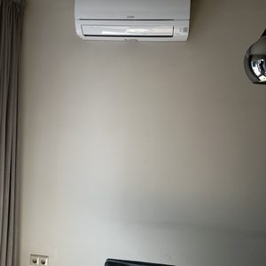 Een wandgemonteerde airconditioningseenheid die efficiëntie en comfort biedt in een ruimte.