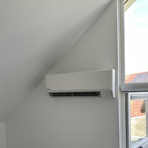 Een stijlvolle wandairco-installatie in een moderne ruimte, perfect voor het behouden van een aangename temperatuur.