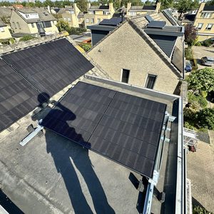 De foto toont een deel van een voorgeschreven zonnepaneleninstallatie op een dak met fotovoltaïsche panelen.