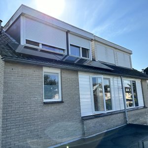 Een woning met zonnepanelen op het schuine dak, gericht op een duurzame energieoplossing.
