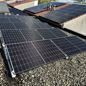 Een installatie van zonnepanelen op een dak, bestaande uit meerdere panelen die efficiënt zonne-energie opvangen.