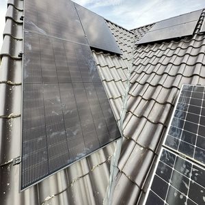 Deze installatie toont zonnepanelen op een hellend dak, optimaliseerend voor zonlichtopvang.