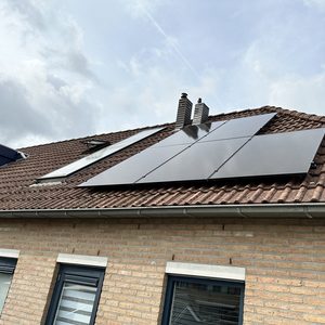 Een installatie van zonnepanelen op een hellend dak, perfect gepositioneerd voor optimale zonlichtopvang.
