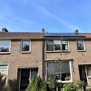 De foto toont een woning met zonnepanelen bevestigd op het dak, ideaal voor duurzame energieproductie.