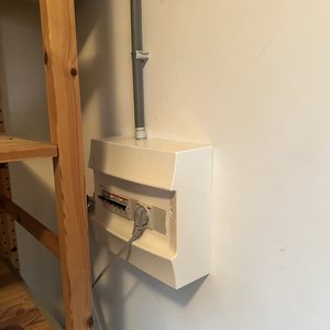 De afbeelding toont een meterkast met bekabeling, waarschijnlijk ter ondersteuning van een zonnepaneleninstallatie.
