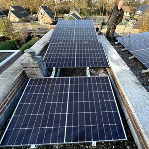 Deze foto toont een zonnepaneelinstallatie op een huis, met zonnepanelen perfect gepositioneerd op het dak voor optimale zoninval.