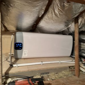 Een thuisbatterij installatie in een zolderruimte, bedoeld voor energieopslag van hernieuwbare energiebronnen.