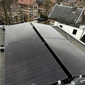 Installatie van zonnepanelen op een dak, gericht op het opwekken van duurzame energie.