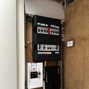 De installatie toont een meterkast met zonnepanelenomvormers en de aansluiting voor zonnepanelen, wat essentieel is voor de energie-afhandeling.