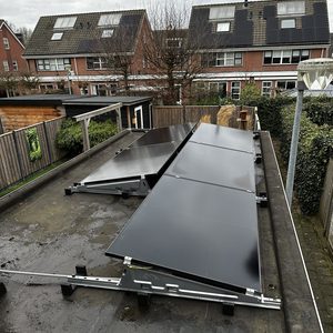 Installatie van zonnepanelen op een dak, met een overzicht van de panelen en bevestigingssystemen.