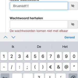 Een installatie van zonnepanelen zichtbaar op een dak, waarschijnlijk gericht op het genereren van hernieuwbare energie.