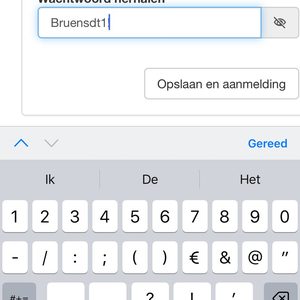 Een installatie van zonnepanelen op een gevel, gericht op het opwekken van zonne-energie voor duurzaam gebruik.