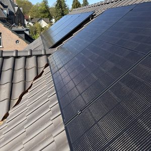 8 zonnepanelen met hybride omvormer in Apeldoorn - Afbeelding 1