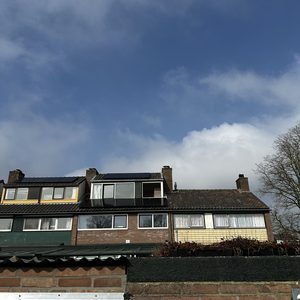 Deze installatie toont zonnepanelen op het dak van een woning, geschikt voor de opwekking van hernieuwbare energie.
