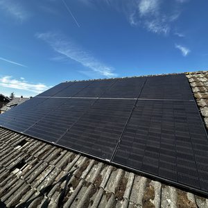 Deze installatie toont zonnepanelen op een hellend dak, duidelijk zichtbaar onder een heldere lucht.