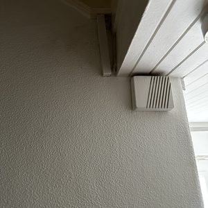 De afbeelding toont geen duidelijke zonnepaneleninstallatie, maar een muur met wat elektrische componenten.
