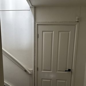 Deze afbeelding toont een deur in een woning zonder relevante installaties.