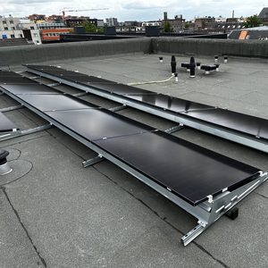 Deze foto toont een installatie van zonnepanelen op een plat dak, klaar voor aansluiting en gebruik.