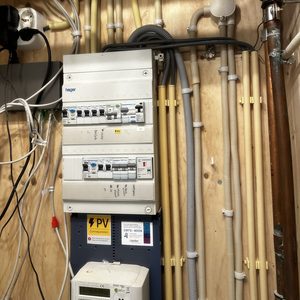 De afbeelding toont een complexe bedrading en een meterkast die gebruikt worden voor de installatie van airconditioning systemen.