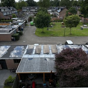 De afbeelding toont zonnepanelen op het dak van een woning, met een duidelijk zicht op de panelen en de omgeving.