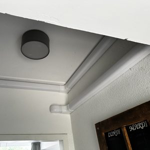Deze foto toont de leidingen van een airconditioning-installatie die langs het plafond zijn gemonteerd.