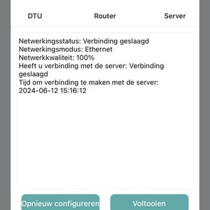 De afbeelding toont een zonnepaneleninstallatie die gebruikmaakt van zonne-energie voor elektriciteitsoplossingen in een woning.