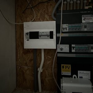 Deze installatie toont de elektrische aansluiting voor een airconditioningsysteem, met zichtbare bedrading en een meterkast.