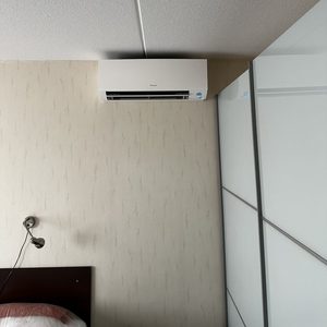 Een wandairco-installatie die efficiënt bijdraagt aan het koelen van de ruimte.