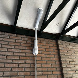 Installatie van een airconditioningseenheid met leidingen en aansluitingen zichtbaar aan de muur.