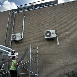 Installatie van een buitenunit voor airconditioning, met de nodige elementen voor een professionele afwerking.
