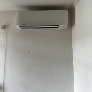 Een wandgemonteerde airconditioningseenheid voor temperatuurregeling in een binnenruimte.