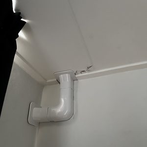 De foto toont een geconfigureerde luchtuitlaat voor een airconditioning installatie met een doorgangspunt in de muur.