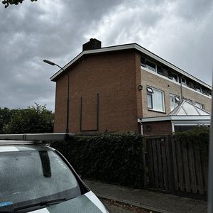 Een installatie voor airconditioning aan de buitenkant van een woning, zichtbaar op de gevel.