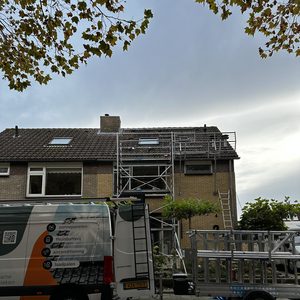 Een zonnepanelen installatieproject in uitvoering met een steiger voor toegang tot het dak.