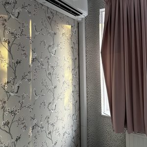 Een wandgemonteerd airconditioning systeem dat efficiënt koeling biedt voor de ruimte.