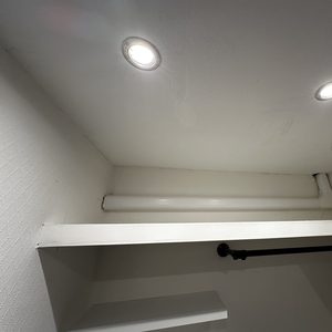 De afbeelding toont een installatie voor airconditioning met leidingen en inbouwspots in een plafond.