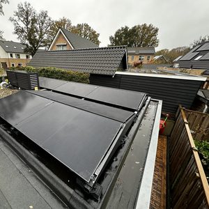 Deze installatie toont zonnepanelen op een schuin dak, die zijn bevestigd voor het opwekken van duurzame energie.