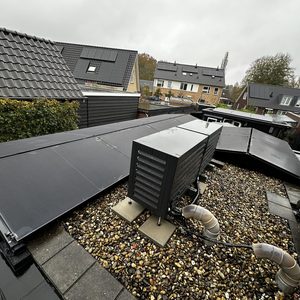 Installatie van zonnepanelen op een huisdak, zichtbaar met meerdere panelen en aansluiting voor elektriciteitsbedrading.