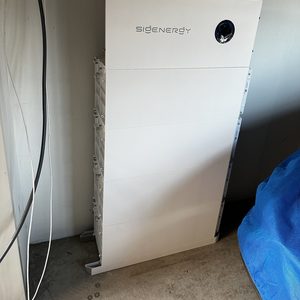 Een moderne thuisbatterij installatie met een gestroomlijnd ontwerp, uitgerust om energie op te slaan voor toekomstig gebruik.