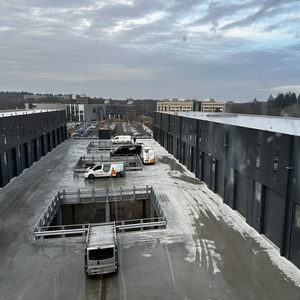 De foto toont een nieuw gebouw met zonnepanelen op het dak, perfect voor duurzame energie opwekking.