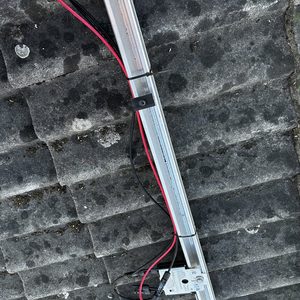 De afbeelding toont een montage van zonnepanelen met bedrading op een dakbedekking.