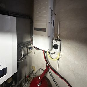 Dit toont een omvormer voor zonnepanelen, essentieel voor het omzetten van zonne-energie naar bruikbare elektriciteit in een huis.